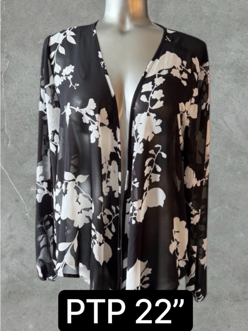 2 for $30 ✅Monochrome Floral Cover Up Blouse